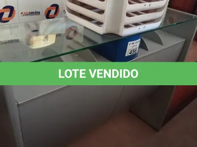 LOTE 456 - 01 BALCÃO PARA PANFLETOS E 04 BANQUETAS DE PLÁSTICO. (NO ESTADO, LEILÃO NÃO TEM GARANTIA E NEM DEVOLUÇÃO, SUJEITO A POSSÍVEIS AVARIAS VISÍVEIS/OCULTAS E/OU AUSÊNCIA DE COMPONENTES).