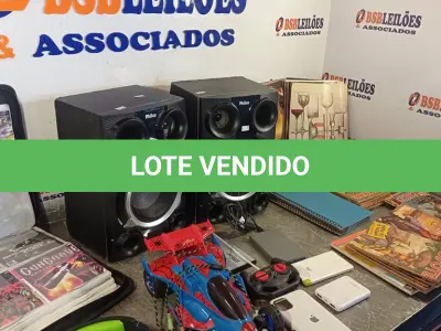 LOTE 011 - 01 LOTE COM VÁRIOS LIVROS, 01 PASTA COM GRANDE QUANTIDADE DE JOGOS PARA PS2, 01 CARRINHO DE CONTROLE REMOTO, 01 FONE DE OUVIDO E 02 CAIXAS DE SOM. (NO ESTADO, LEILÃO NÃO TEM GARANTIA E NEM DEVOLUÇÃO, SUJEITO A POSSÍVEIS AVARIAS VISÍVEIS/OCULTAS E/OU AUSÊNCIA DE COMPONENTES).