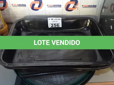 LOTE 256 - 01 CHURRASQUEIRA INCOMPLETA E 04 PENEIRAS MARCAS E MODELOS DIVERSOS. (NO ESTADO, LEILÃO NÃO TEM GARANTIA E NEM DEVOLUÇÃO, SUJEITO A POSSÍVEIS AVARIAS VISÍVEIS/OCULTAS E/OU AUSÊNCIA DE COMPONENTES).