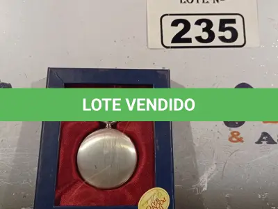 LOTE 235 - 01 RELÓGIO DE BOLSO. (NO ESTADO, LEILÃO NÃO TEM GARANTIA E NEM DEVOLUÇÃO, SUJEITO A POSSÍVEIS AVARIAS VISÍVEIS/OCULTAS E/OU AUSÊNCIA DE COMPONENTES).