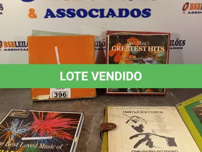 LOTE 396 - 01 LOTE COM GRANDE QUANTIDADE DE VINIL TÍTULOS DIVERSOS. (NO ESTADO, LEILÃO NÃO TEM GARANTIA E NEM DEVOLUÇÃO, SUJEITO A POSSÍVEIS AVARIAS VISÍVEIS/OCULTAS E/OU AUSÊNCIA DE COMPONENTES).