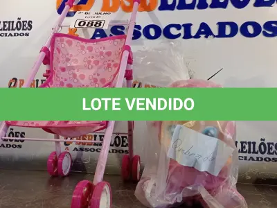 LOTE 088 - 01 BONECA COM CARRINHO. (NO ESTADO, LEILÃO NÃO TEM GARANTIA E NEM DEVOLUÇÃO, SUJEITO A POSSÍVEIS AVARIAS VISÍVEIS/OCULTAS E/OU AUSÊNCIA DE COMPONENTES).