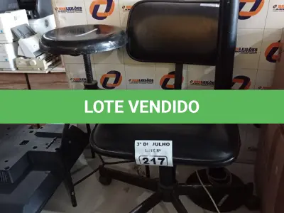 LOTE 217 - 01 CADEIRA DE ESCRITÓRIO, 01 LUMINÁRIA E 01 BANQUETA. (NO ESTADO, LEILÃO NÃO TEM GARANTIA E NEM DEVOLUÇÃO, SUJEITO A POSSÍVEIS AVARIAS VISÍVEIS/OCULTAS E/OU AUSÊNCIA DE COMPONENTES).