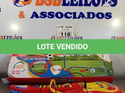 LOTE 118 - 01 GUITARRA E 01 FUTEBOL GOL DE CRAQUE. (NO ESTADO, LEILÃO NÃO TEM GARANTIA E NEM DEVOLUÇÃO, SUJEITO A POSSÍVEIS AVARIAS VISÍVEIS/OCULTAS E/OU AUSÊNCIA DE COMPONENTES).