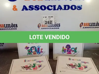 LOTE 282 - 04 CAIXAS COM MASSINHAS DE MODELAR. (NO ESTADO, LEILÃO NÃO TEM GARANTIA E NEM DEVOLUÇÃO, SUJEITO A POSSÍVEIS AVARIAS VISÍVEIS/OCULTAS E/OU AUSÊNCIA DE COMPONENTES).