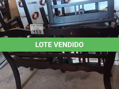 LOTE 153 - 01 APARADOR E 02 CADEIRAS EM MADEIRA TORNEADA COM FIBRAS SINTÉTICAS. (NO ESTADO, LEILÃO NÃO TEM GARANTIA E NEM DEVOLUÇÃO, SUJEITO A POSSÍVEIS AVARIAS VISÍVEIS/OCULTAS E/OU AUSÊNCIA DE COMPONENTES).