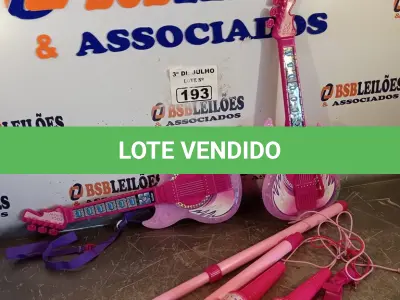 LOTE 193 - 02 GUITARRAS INFANTIS COM AVARIAS. (NO ESTADO, LEILÃO NÃO TEM GARANTIA E NEM DEVOLUÇÃO, SUJEITO A POSSÍVEIS AVARIAS VISÍVEIS/OCULTAS E/OU AUSÊNCIA DE COMPONENTES).