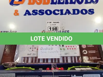 LOTE 198 - 01 TECLADO E 01 DJ MIXER. (NO ESTADO, LEILÃO NÃO TEM GARANTIA E NEM DEVOLUÇÃO, SUJEITO A POSSÍVEIS AVARIAS VISÍVEIS/OCULTAS E/OU AUSÊNCIA DE COMPONENTES).