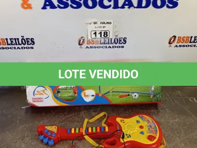 LOTE 118 - 01 GUITARRA E 01 FUTEBOL GOL DE CRAQUE. (NO ESTADO, LEILÃO NÃO TEM GARANTIA E NEM DEVOLUÇÃO, SUJEITO A POSSÍVEIS AVARIAS VISÍVEIS/OCULTAS E/OU AUSÊNCIA DE COMPONENTES).
