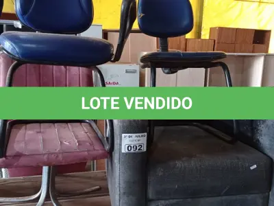 LOTE 092 - 01 POLTRONA E 03 CADEIRAS DE ESCRITÓRIO MODELOS DIVERSOS. (NO ESTADO, LEILÃO NÃO TEM GARANTIA E NEM DEVOLUÇÃO, SUJEITO A POSSÍVEIS AVARIAS VISÍVEIS/OCULTAS E/OU AUSÊNCIA DE COMPONENTES).