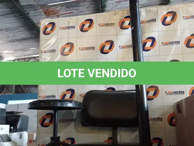 LOTE 217 - 01 CADEIRA DE ESCRITÓRIO, 01 LUMINÁRIA E 01 BANQUETA. (NO ESTADO, LEILÃO NÃO TEM GARANTIA E NEM DEVOLUÇÃO, SUJEITO A POSSÍVEIS AVARIAS VISÍVEIS/OCULTAS E/OU AUSÊNCIA DE COMPONENTES).