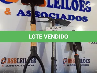 LOTE 044 - 02 PÁS E 01 SACHO PARA JARDINAGEM. (NO ESTADO, LEILÃO NÃO TEM GARANTIA E NEM DEVOLUÇÃO, SUJEITO A POSSÍVEIS AVARIAS VISÍVEIS/OCULTAS E/OU AUSÊNCIA DE COMPONENTES).