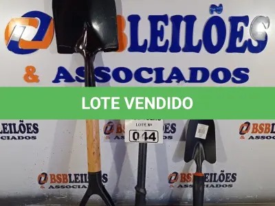 LOTE 044 - 02 PÁS E 01 SACHO PARA JARDINAGEM. (NO ESTADO, LEILÃO NÃO TEM GARANTIA E NEM DEVOLUÇÃO, SUJEITO A POSSÍVEIS AVARIAS VISÍVEIS/OCULTAS E/OU AUSÊNCIA DE COMPONENTES).
