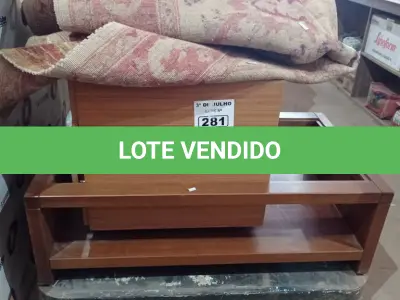 LOTE 281 - 01 GAVETEIRO, 01 MESA DE CENTRO E 01 TAPETE. (NO ESTADO, LEILÃO NÃO TEM GARANTIA E NEM DEVOLUÇÃO, SUJEITO A POSSÍVEIS AVARIAS VISÍVEIS/OCULTAS E/OU AUSÊNCIA DE COMPONENTES).