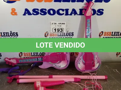 LOTE 193 - 02 GUITARRAS INFANTIS COM AVARIAS. (NO ESTADO, LEILÃO NÃO TEM GARANTIA E NEM DEVOLUÇÃO, SUJEITO A POSSÍVEIS AVARIAS VISÍVEIS/OCULTAS E/OU AUSÊNCIA DE COMPONENTES).
