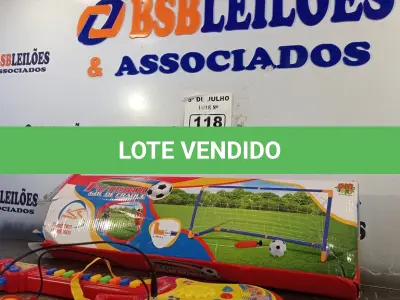 LOTE 118 - 01 GUITARRA E 01 FUTEBOL GOL DE CRAQUE. (NO ESTADO, LEILÃO NÃO TEM GARANTIA E NEM DEVOLUÇÃO, SUJEITO A POSSÍVEIS AVARIAS VISÍVEIS/OCULTAS E/OU AUSÊNCIA DE COMPONENTES).