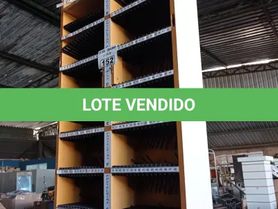 LOTE 152 - 01 MESA REDONDA EM MADEIRA E 01 ARMÁRIO COM PRATELEIRAS. (NO ESTADO, LEILÃO NÃO TEM GARANTIA E NEM DEVOLUÇÃO, SUJEITO A POSSÍVEIS AVARIAS VISÍVEIS/OCULTAS E/OU AUSÊNCIA DE COMPONENTES).