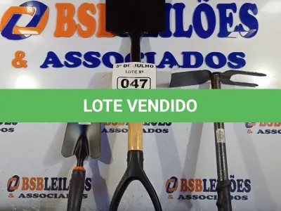 LOTE 047 - 02 PÁS E 01 SACHO PARA JARDINAGEM. (NO ESTADO, LEILÃO NÃO TEM GARANTIA E NEM DEVOLUÇÃO, SUJEITO A POSSÍVEIS AVARIAS VISÍVEIS/OCULTAS E/OU AUSÊNCIA DE COMPONENTES).