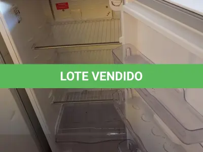 LOTE 161 - 01 GELADEIRA MARCA ELECTROLUX 220V. (NO ESTADO, LEILÃO NÃO TEM GARANTIA E NEM DEVOLUÇÃO, SUJEITO A POSSÍVEIS AVARIAS VISÍVEIS/OCULTAS E/OU AUSÊNCIA DE COMPONENTES).