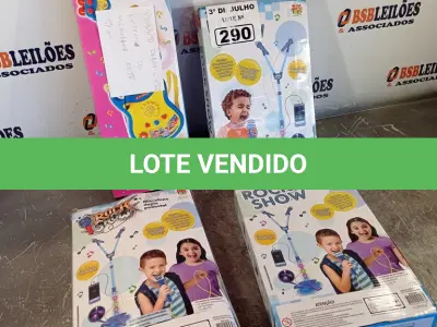 LOTE 290 - 03 MICROFONES DUPLO PEDESTAL E 01 GUITARRA COM MICROFONE. (NO ESTADO, LEILÃO NÃO TEM GARANTIA E NEM DEVOLUÇÃO, SUJEITO A POSSÍVEIS AVARIAS VISÍVEIS/OCULTAS E/OU AUSÊNCIA DE COMPONENTES).