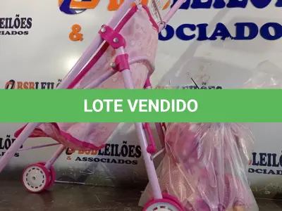 LOTE 088 - 01 BONECA COM CARRINHO. (NO ESTADO, LEILÃO NÃO TEM GARANTIA E NEM DEVOLUÇÃO, SUJEITO A POSSÍVEIS AVARIAS VISÍVEIS/OCULTAS E/OU AUSÊNCIA DE COMPONENTES).