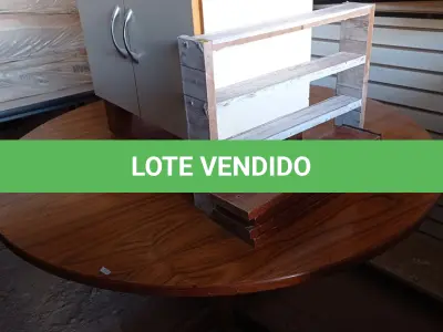 LOTE 152 - 01 MESA REDONDA EM MADEIRA E 01 ARMÁRIO COM PRATELEIRAS. (NO ESTADO, LEILÃO NÃO TEM GARANTIA E NEM DEVOLUÇÃO, SUJEITO A POSSÍVEIS AVARIAS VISÍVEIS/OCULTAS E/OU AUSÊNCIA DE COMPONENTES).