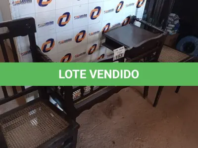 LOTE 153 - 01 APARADOR E 02 CADEIRAS EM MADEIRA TORNEADA COM FIBRAS SINTÉTICAS. (NO ESTADO, LEILÃO NÃO TEM GARANTIA E NEM DEVOLUÇÃO, SUJEITO A POSSÍVEIS AVARIAS VISÍVEIS/OCULTAS E/OU AUSÊNCIA DE COMPONENTES).
