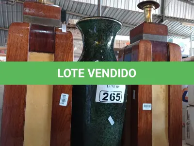 LOTE 265 - 03 ABAJURES MODELOS DIVERSOS INCOMPLETOS. (NO ESTADO, LEILÃO NÃO TEM GARANTIA E NEM DEVOLUÇÃO, SUJEITO A POSSÍVEIS AVARIAS VISÍVEIS/OCULTAS E/OU AUSÊNCIA DE COMPONENTES).