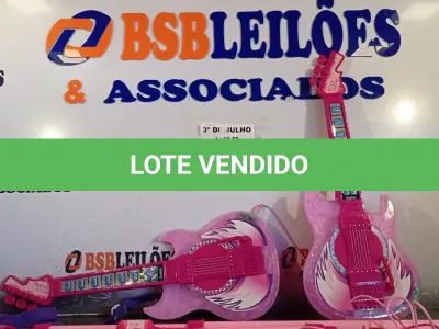 LOTE 193 - 02 GUITARRAS INFANTIS COM AVARIAS. (NO ESTADO, LEILÃO NÃO TEM GARANTIA E NEM DEVOLUÇÃO, SUJEITO A POSSÍVEIS AVARIAS VISÍVEIS/OCULTAS E/OU AUSÊNCIA DE COMPONENTES).