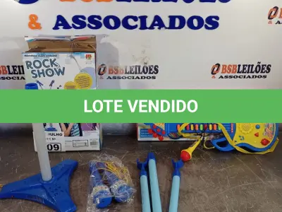 LOTE 209 - 01 MICROFONE DUPLO PEDESTAL E GUITARRA COM MICROFONE. (NO ESTADO, LEILÃO NÃO TEM GARANTIA E NEM DEVOLUÇÃO, SUJEITO A POSSÍVEIS AVARIAS VISÍVEIS/OCULTAS E/OU AUSÊNCIA DE COMPONENTES).