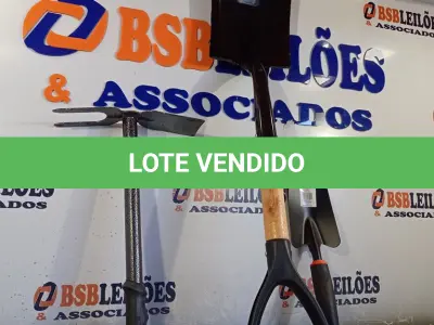 LOTE 064 - 02 PÁS E 01 SACHO PARA JARDINAGEM. (NO ESTADO, LEILÃO NÃO TEM GARANTIA E NEM DEVOLUÇÃO, SUJEITO A POSSÍVEIS AVARIAS VISÍVEIS/OCULTAS E/OU AUSÊNCIA DE COMPONENTES).