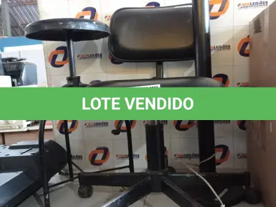 LOTE 217 - 01 CADEIRA DE ESCRITÓRIO, 01 LUMINÁRIA E 01 BANQUETA. (NO ESTADO, LEILÃO NÃO TEM GARANTIA E NEM DEVOLUÇÃO, SUJEITO A POSSÍVEIS AVARIAS VISÍVEIS/OCULTAS E/OU AUSÊNCIA DE COMPONENTES).