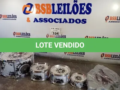 LOTE 104 - 01 BATERIA DE BRINQUEDO COM AVARIAS. (NO ESTADO, LEILÃO NÃO TEM GARANTIA E NEM DEVOLUÇÃO, SUJEITO A POSSÍVEIS AVARIAS VISÍVEIS/OCULTAS E/OU AUSÊNCIA DE COMPONENTES).