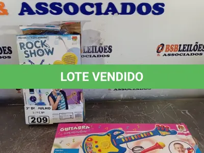 LOTE 209 - 01 MICROFONE DUPLO PEDESTAL E GUITARRA COM MICROFONE. (NO ESTADO, LEILÃO NÃO TEM GARANTIA E NEM DEVOLUÇÃO, SUJEITO A POSSÍVEIS AVARIAS VISÍVEIS/OCULTAS E/OU AUSÊNCIA DE COMPONENTES).