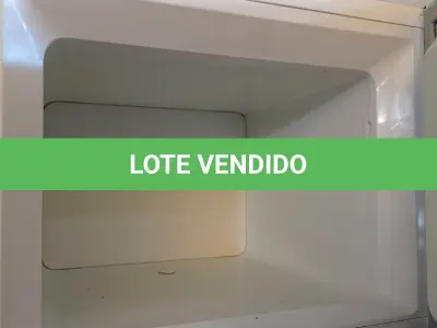 LOTE 161 - 01 GELADEIRA MARCA ELECTROLUX 220V. (NO ESTADO, LEILÃO NÃO TEM GARANTIA E NEM DEVOLUÇÃO, SUJEITO A POSSÍVEIS AVARIAS VISÍVEIS/OCULTAS E/OU AUSÊNCIA DE COMPONENTES).