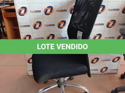 LOTE 467 - 01 CADEIRA DE ESCRITÓRIO COM BASE GIRATÓRIA CROMADA. (NO ESTADO, LEILÃO NÃO TEM GARANTIA E NEM DEVOLUÇÃO, SUJEITO A POSSÍVEIS AVARIAS VISÍVEIS/OCULTAS E/OU AUSÊNCIA DE COMPONENTES).