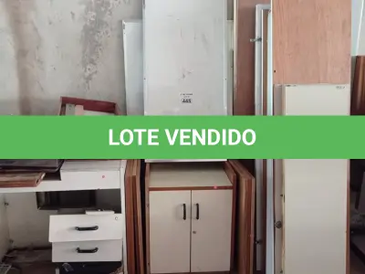 LOTE 445 - 04 MESAS COM ESTRUTURA EM FERRO FUNDIDO TAMPO EM MADEIRA, VÁRIAS PEÇAS DE MESAS DESMONTADAS E 04 LOUSAS. (NO ESTADO, LEILÃO NÃO TEM GARANTIA E NEM DEVOLUÇÃO, SUJEITO A POSSÍVEIS AVARIAS VISÍVEIS/OCULTAS E/OU AUSÊNCIA DE COMPONENTES).