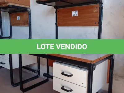 LOTE 434 - 02 MESAS COM ESTRUTURA EM FERRO FUNDIDO TAMPO EM MADEIRA SENDO 01 SEM GAVETAS E 01 MESINHA EM MADEIRA. (NO ESTADO, LEILÃO NÃO TEM GARANTIA E NEM DEVOLUÇÃO, SUJEITO A POSSÍVEIS AVARIAS VISÍVEIS/OCULTAS E/OU AUSÊNCIA DE COMPONENTES).