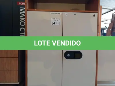 LOTE 411 - 01 ARMÁRIO EM MADEIRA 02 PORTAS. (NO ESTADO, LEILÃO NÃO TEM GARANTIA E NEM DEVOLUÇÃO, SUJEITO A POSSÍVEIS AVARIAS VISÍVEIS/OCULTAS E/OU AUSÊNCIA DE COMPONENTES).