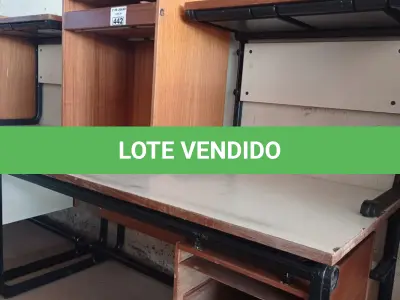 LOTE 442 - 02 MESAS COM ESTRUTURA EM FERRO FUNDIDO TAMPO EM MADEIRA E 01 MESA PARA COMPUTADOR EM MADEIRA. (NO ESTADO, LEILÃO NÃO TEM GARANTIA E NEM DEVOLUÇÃO, SUJEITO A POSSÍVEIS AVARIAS VISÍVEIS/OCULTAS E/OU AUSÊNCIA DE COMPONENTES).