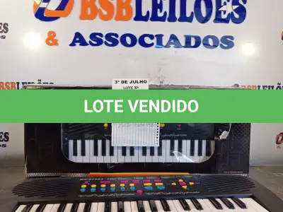 LOTE 383 - 02 TECLADOS DE BRINQUEDO. (NO ESTADO, LEILÃO NÃO TEM GARANTIA E NEM DEVOLUÇÃO, SUJEITO A POSSÍVEIS AVARIAS VISÍVEIS/OCULTAS E/OU AUSÊNCIA DE COMPONENTES).