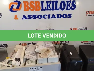 LOTE 376 - 01 LOTE COM VÁRIAS TOMADAS ELÉTRICA, VÁRIOS CONTROLES PARA AR-CONDICIONADO MARCAS E MODELOS DIVERSOS, 01 AUTOTRANSFORMADOR E 01 ESTABILIZADOR.  (NO ESTADO, LEILÃO NÃO TEM GARANTIA E NEM DEVOLUÇÃO, SUJEITO A POSSÍVEIS AVARIAS VISÍVEIS/OCULTAS E/OU AUSÊNCIA DE COMPONENTES).