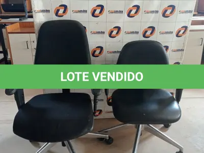 LOTE 477 - 02 CADEIRAS DE ESCRITÓRIO COM BASES GIRATÓRIAS CROMADAS (NO ESTADO, LEILÃO NÃO TEM GARANTIA E NEM DEVOLUÇÃO, SUJEITO A POSSÍVEIS AVARIAS VISÍVEIS/OCULTAS E/OU AUSÊNCIA DE COMPONENTES).