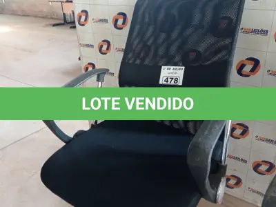 LOTE 478 - 01 CADEIRA DE ESCRITÓRIO COM BASE GIRATÓRIA CROMADA. (NO ESTADO, LEILÃO NÃO TEM GARANTIA E NEM DEVOLUÇÃO, SUJEITO A POSSÍVEIS AVARIAS VISÍVEIS/OCULTAS E/OU AUSÊNCIA DE COMPONENTES).