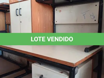 LOTE 440 - 02 MESAS COM ESTRUTURA EM FERRO FUNDIDO TAMPO EM MADEIRA E 01 ARMÁRIO EM MADEIRA COM 02 PORTAS. (NO ESTADO, LEILÃO NÃO TEM GARANTIA E NEM DEVOLUÇÃO, SUJEITO A POSSÍVEIS AVARIAS VISÍVEIS/OCULTAS E/OU AUSÊNCIA DE COMPONENTES).