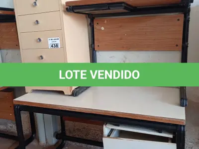 LOTE 438 - 02 MESAS COM ESTRUTURA EM FERRO FUNDIDO TAMPO EM MADEIRA SENDO 01 SEM GAVETAS E 01 GAVETEIRO COM 04 GAVETAS. (NO ESTADO, LEILÃO NÃO TEM GARANTIA E NEM DEVOLUÇÃO, SUJEITO A POSSÍVEIS AVARIAS VISÍVEIS/OCULTAS E/OU AUSÊNCIA DE COMPONENTES).