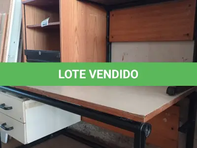 LOTE 444 - 02 MESAS COM ESTRUTURA EM FERRO FUNDIDO TAMPO EM MADEIRA SENDO 01 SEM GAVETAS E 01 ARMÁRIO EM MADEIRA COM PORTA DE ENROLAR. (NO ESTADO, LEILÃO NÃO TEM GARANTIA E NEM DEVOLUÇÃO, SUJEITO A POSSÍVEIS AVARIAS VISÍVEIS/OCULTAS E/OU AUSÊNCIA DE COMPONENTES).
