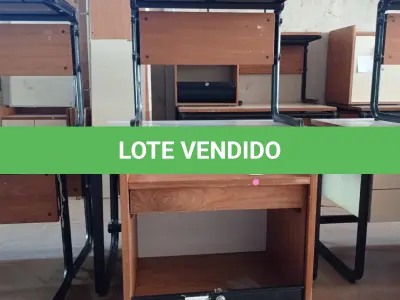 LOTE 447 - 02 MESAS COM ESTRUTURA EM FERRO FUNDIDO TAMPO DE MADEIRA E 01 ARMÁRIO EM MADEIRA COM PORTA DE ENROLAR. (NO ESTADO, LEILÃO NÃO TEM GARANTIA E NEM DEVOLUÇÃO, SUJEITO A POSSÍVEIS AVARIAS VISÍVEIS/OCULTAS E/OU AUSÊNCIA DE COMPONENTES).