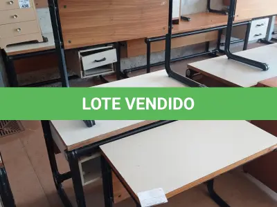 LOTE 456 - 02 MESAS COM ESTRUTURA EM FERRO FUNDIDO SENDO 01 SEM GAVETAS E 01 MESA PARA COMPUTADOR EM MADEIRA. (NO ESTADO, LEILÃO NÃO TEM GARANTIA E NEM DEVOLUÇÃO, SUJEITO A POSSÍVEIS AVARIAS VISÍVEIS/OCULTAS E/OU AUSÊNCIA DE COMPONENTES).