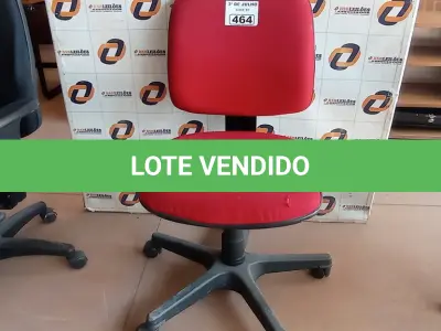 LOTE 464 - 01 CADEIRA DE ESCRITÓRIO COM BASE GIRATÓRIA NA COR VERMELHA. (NO ESTADO, LEILÃO NÃO TEM GARANTIA E NEM DEVOLUÇÃO, SUJEITO A POSSÍVEIS AVARIAS VISÍVEIS/OCULTAS E/OU AUSÊNCIA DE COMPONENTES).
